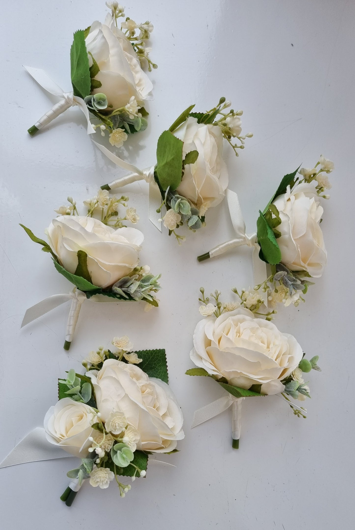 Ivory & Green buttonholes