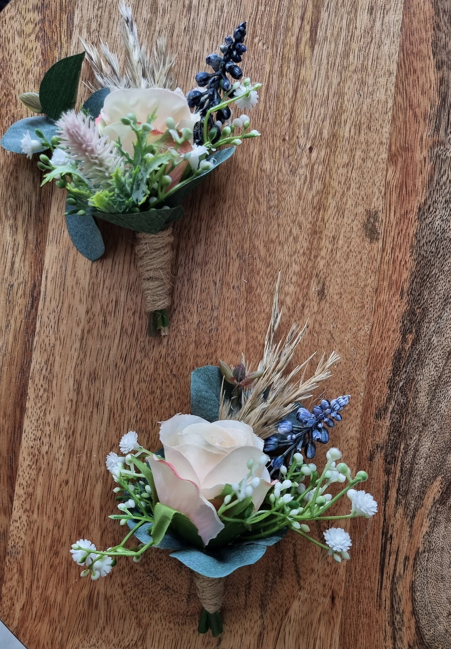 Boho buttonholes